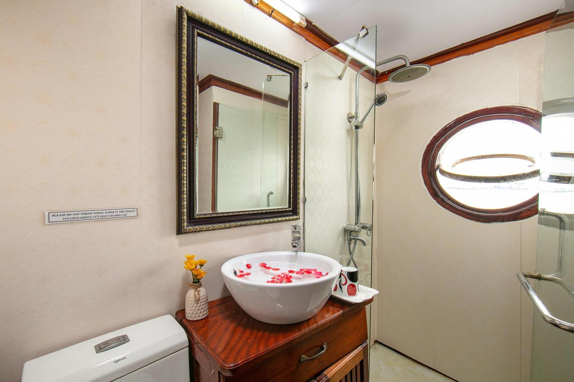 Fantasea Imperial Cruise Hotel Ha Long Buitenkant foto