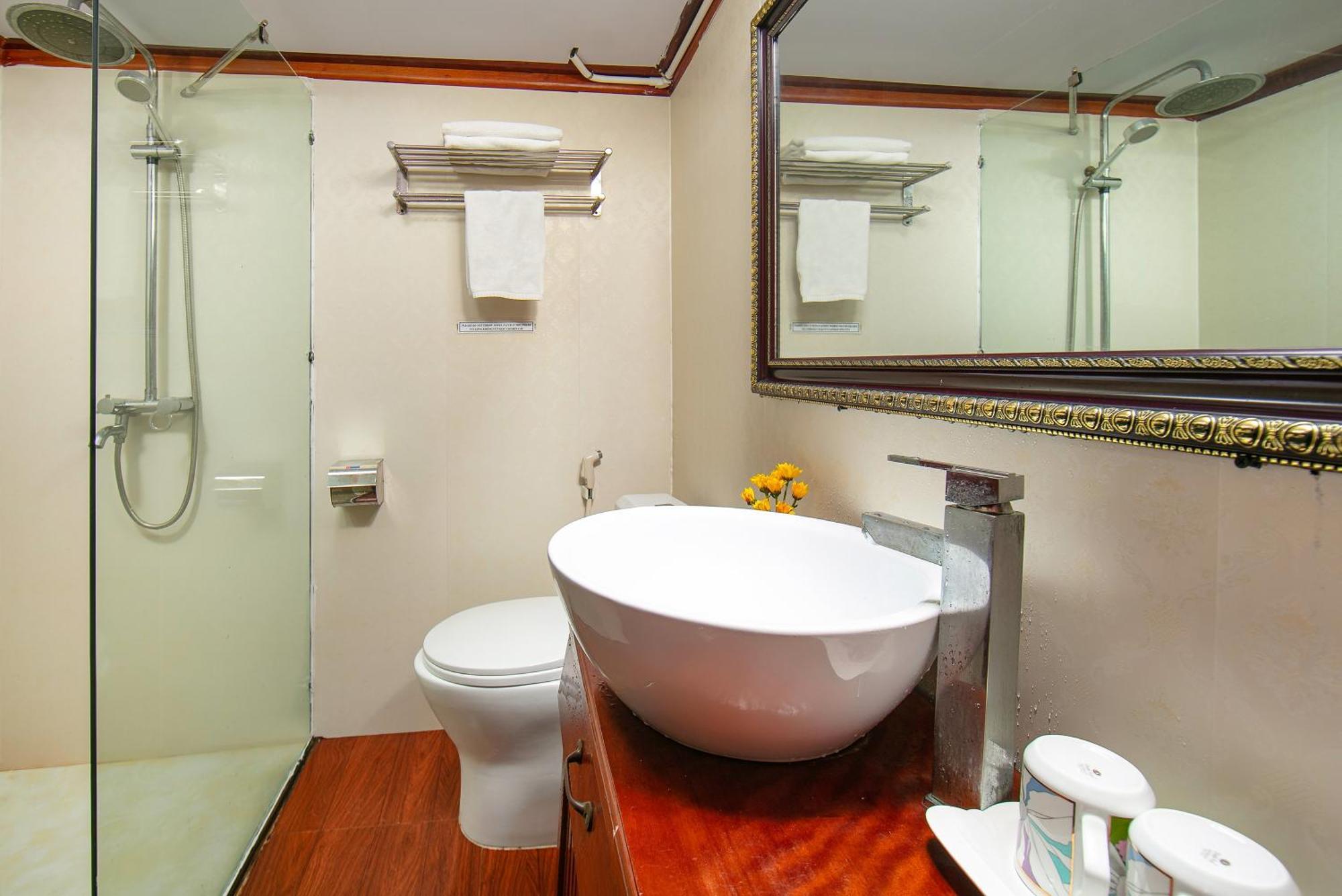 Fantasea Imperial Cruise Hotel Ha Long Buitenkant foto